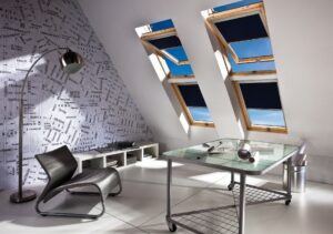 Kancelarija sa krovnim prozorima i zavesama