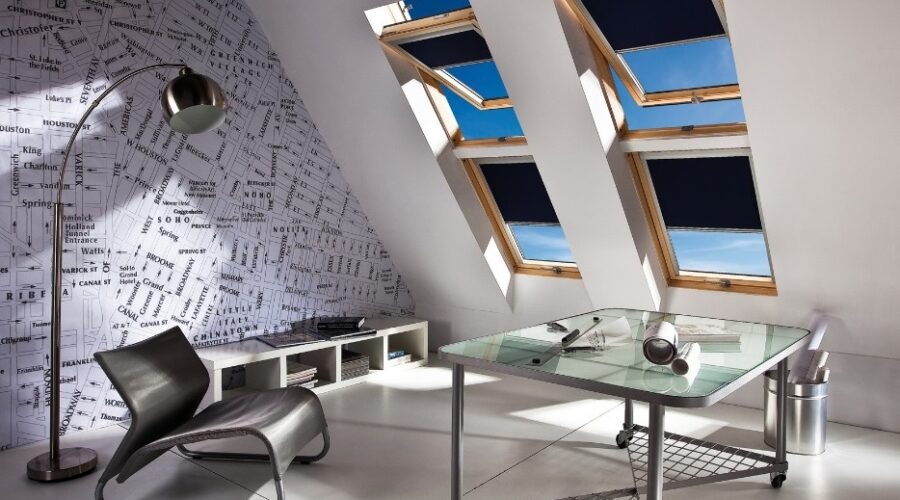 Kancelarija sa krovnim prozorima i zavesama