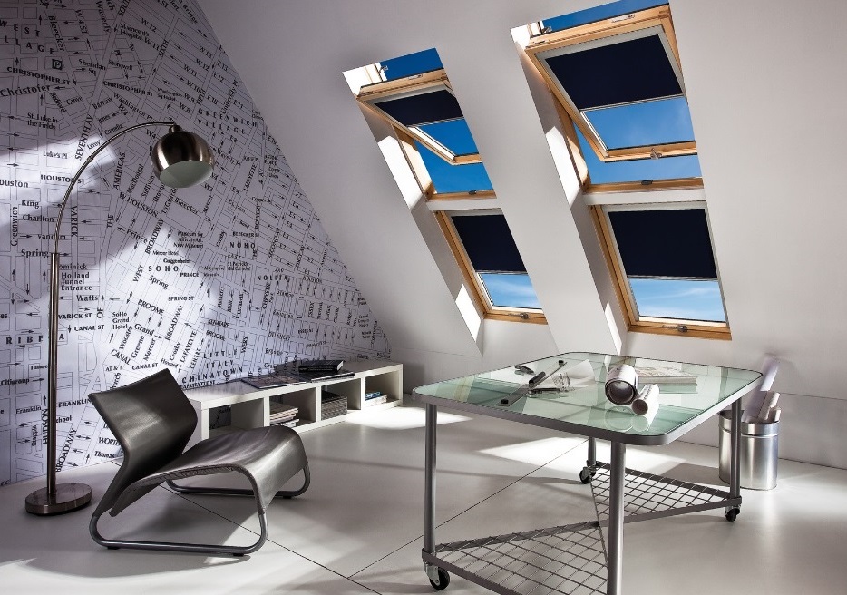 Kancelarija sa krovnim prozorima i zavesama